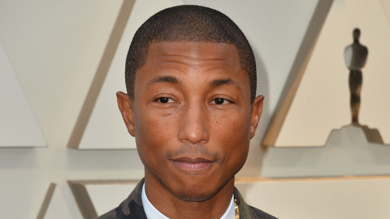 Pharrell Williams pose sur le tapis rouge des Oscars