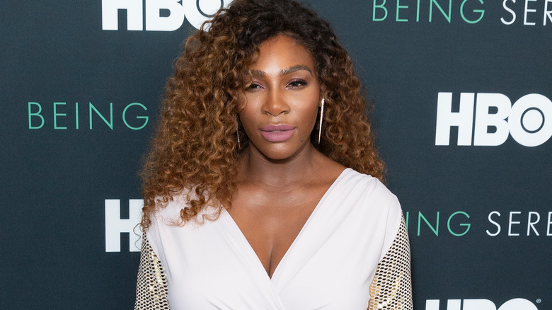 Serena Williams pose sur un tapis rouge