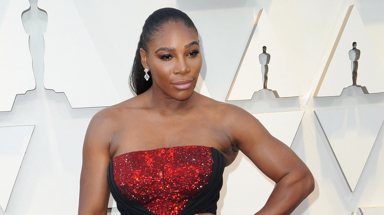 Serena Williams pose sur le tapis rouge