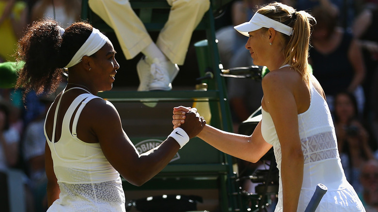 Serena Williams et Maria Sharapova se tiennent la main en 2015