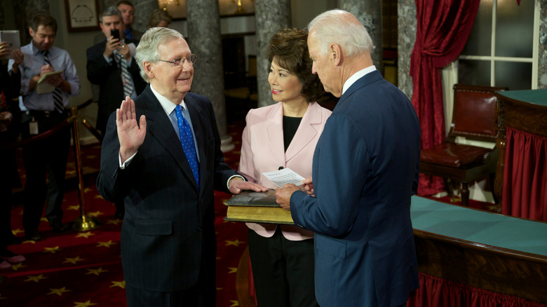 Mitch McConnell et Joe Biden prêtent serment