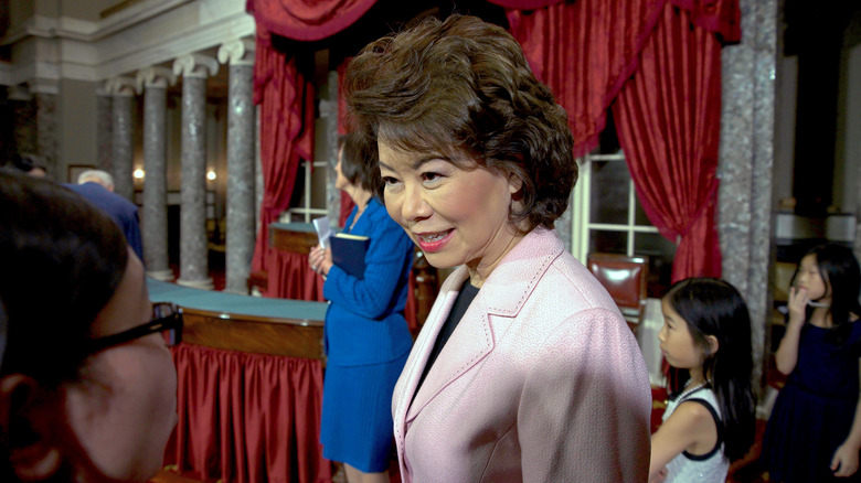 Elaine Chao souriante