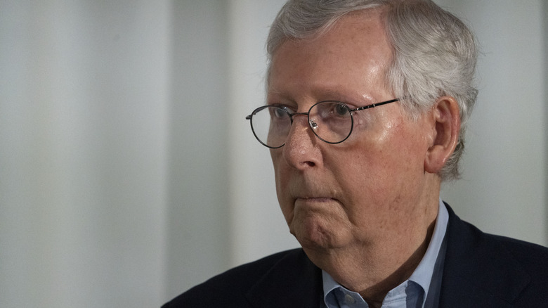  Mitch McConnell fronçant les sourcils