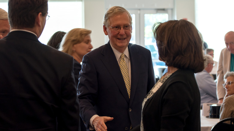 Mitch McConnell se serrant la main