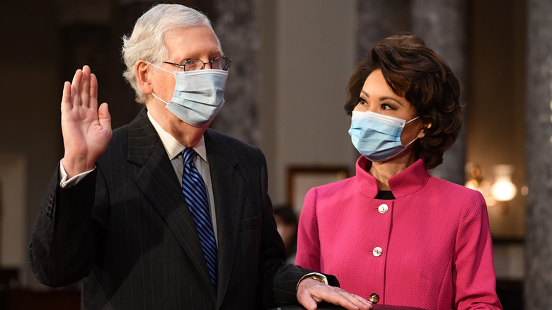 Mitch McConnell et Elaine Chao posent