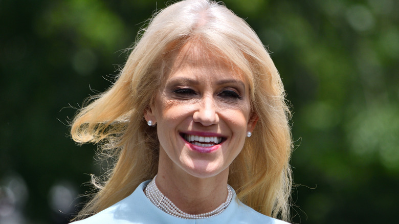 Kellyanne Conway sourit lors d'un événement