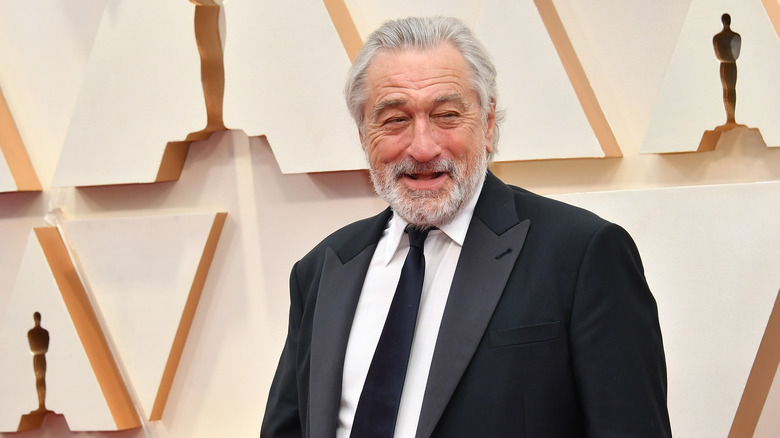 Robert De Niro souriant sur le tapis rouge