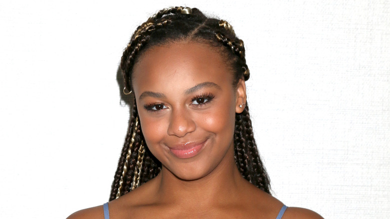 Nia Sioux souriante