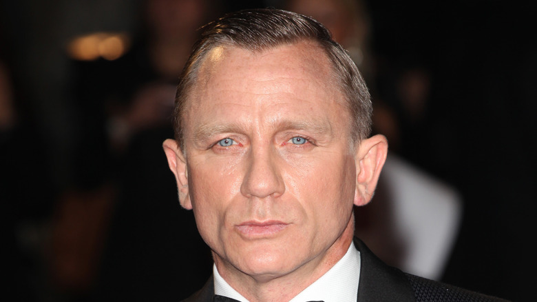 Daniel Craig avec une expression sérieuse