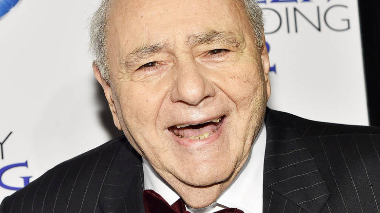 Michael Constantine souriant tapis rouge