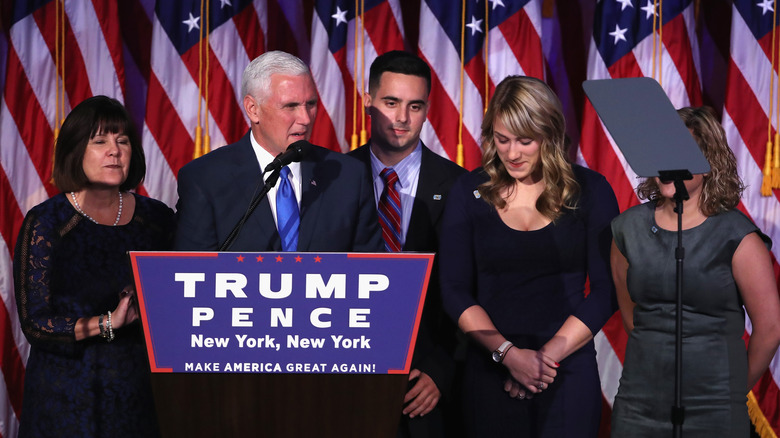 Mike Pence fait campagne avec sa famille sur le podium