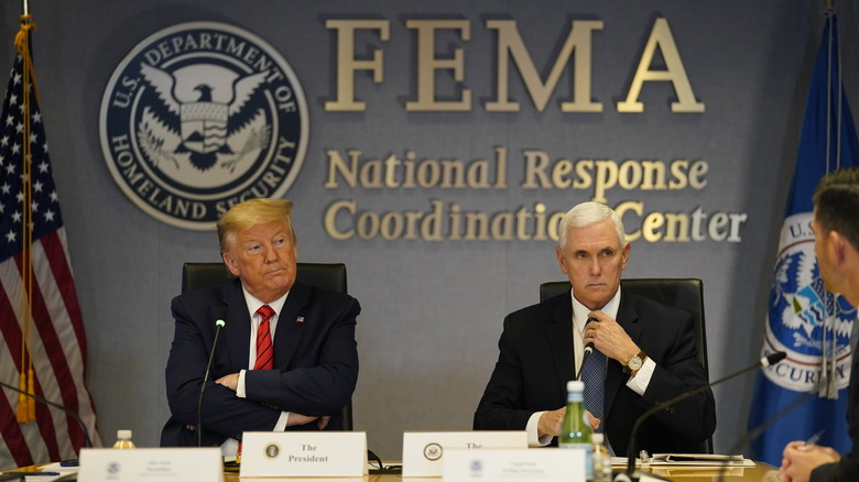 Donald Trump et Mike Pence à la table de réunion de la FEMA