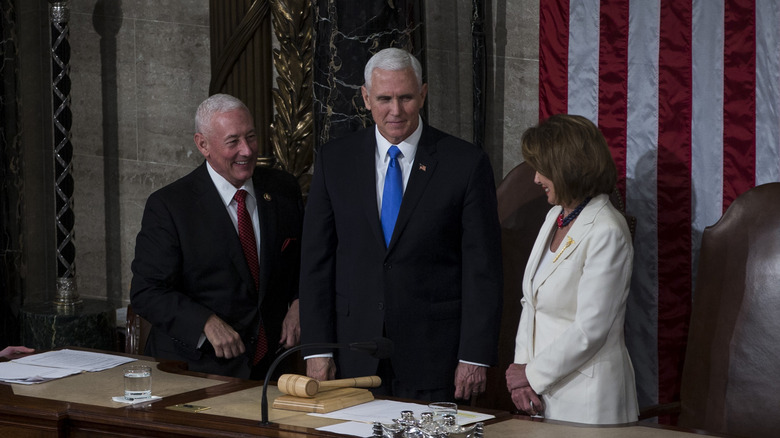 Greg Pence, Mike Pence et Nancy Pelosi parlant