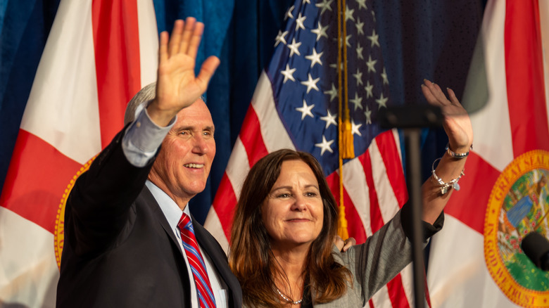 Mike Pence et Karen Pence saluant