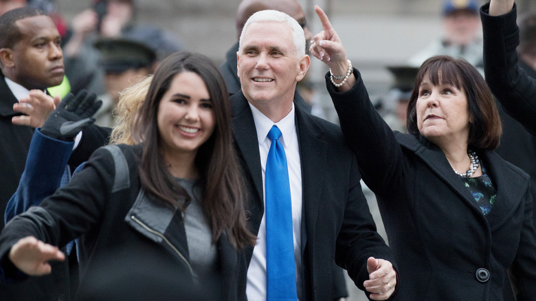 Audrey Pence marchant avec les parents Mike et Karen Pence