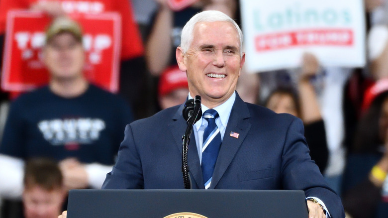 Mike Pence riant lors d'un rassemblement