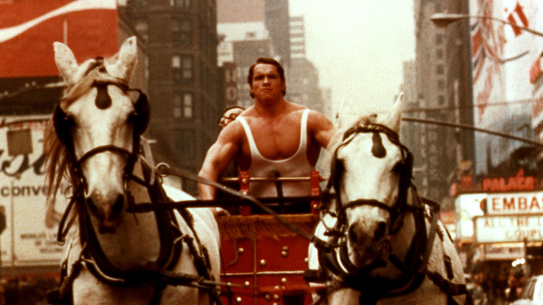 Arnold Schwarzenegger dans un débardeur musclé