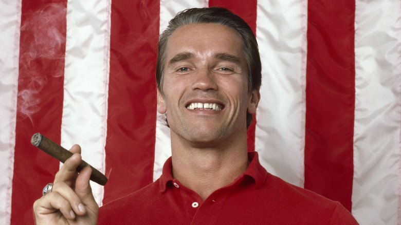 Arnold Schwarzenegger fumant un cigare