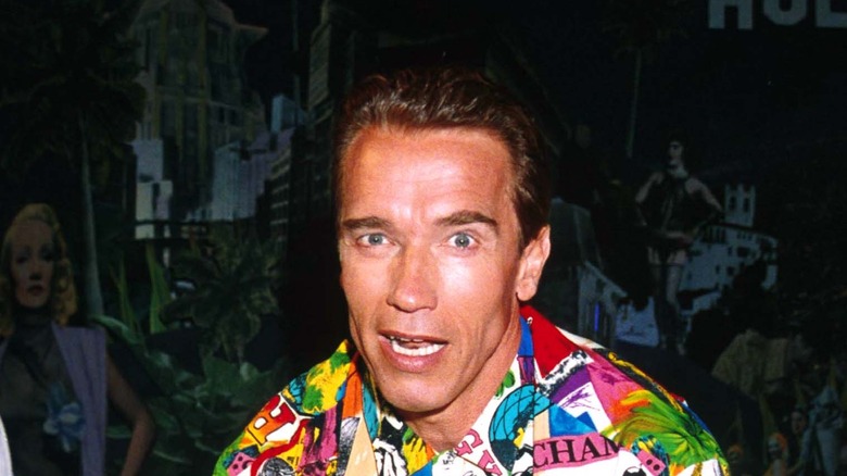 Arnold Schwarzenegger dans une chemise à motifs colorés