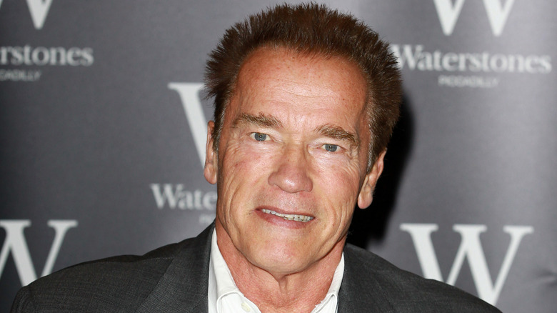 Arnold Schwarzenegger regardant la caméra