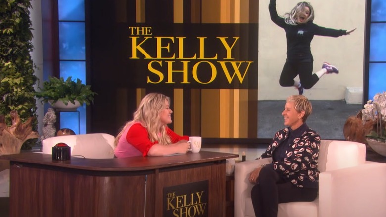 Ellen DeGeneres et Kelly Clarkson sur le plateau d'un talk-show
