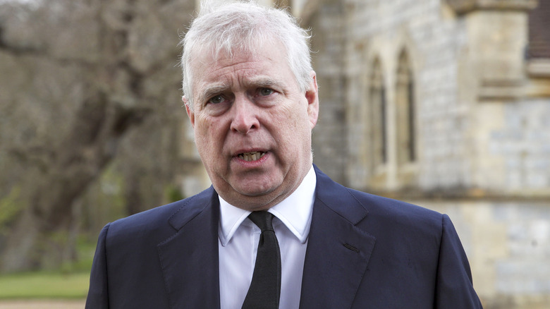 Le prince Andrew réagit à des fiançailles