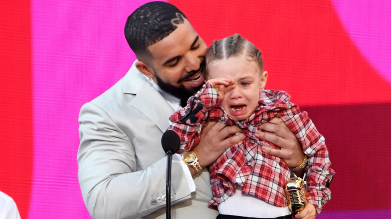 Drake avec son fils Adonis 