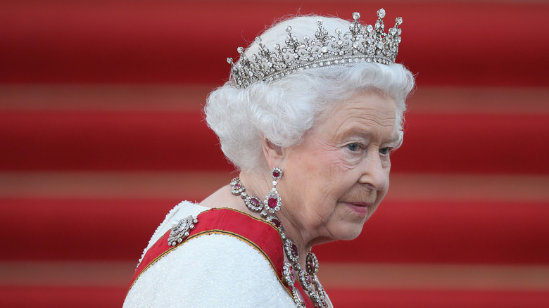 La reine Elizabeth II portant un diadème et regardant de côté