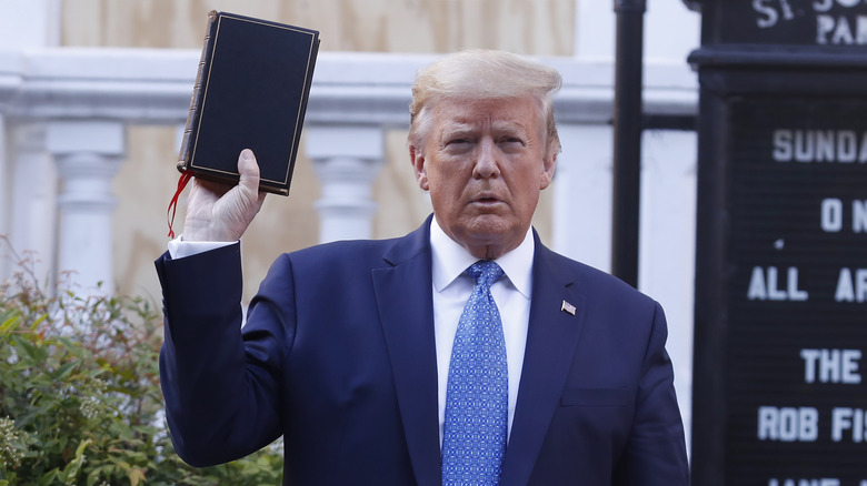 Donald Trump tenant la Bible