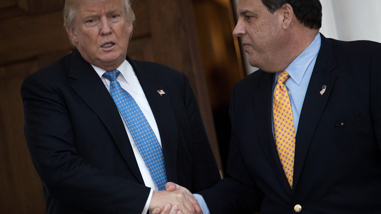 Chris Christie serrant la main de Donald Trump