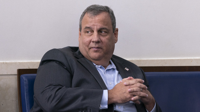 Chris Christie assis sur une chaise, les mains jointes