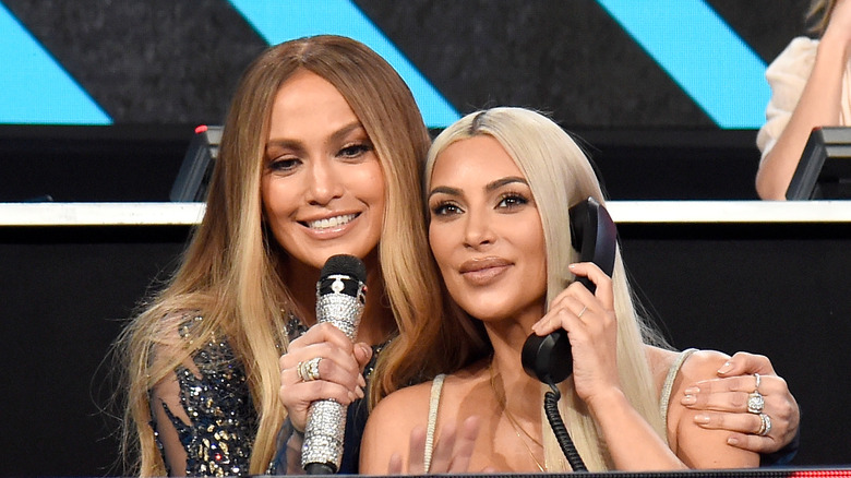 Jennifer Lopez bras autour de Kim Kardashian