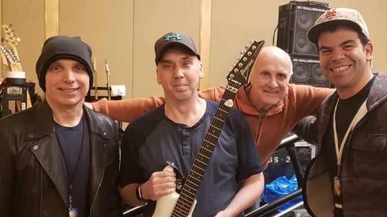 Mick Bridgen sur une photo avec Joe Satriani et d'autres de la page Facebook de Joe Satriani 