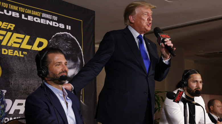 Donald Trump et Donald Trump Jr lors du combat entre Evander Holyfield et Vitor Belfort en septembre 2021