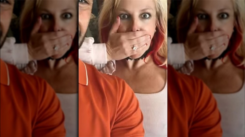 Britney Spears avec une expression surprise et une nouvelle bague de fiançailles