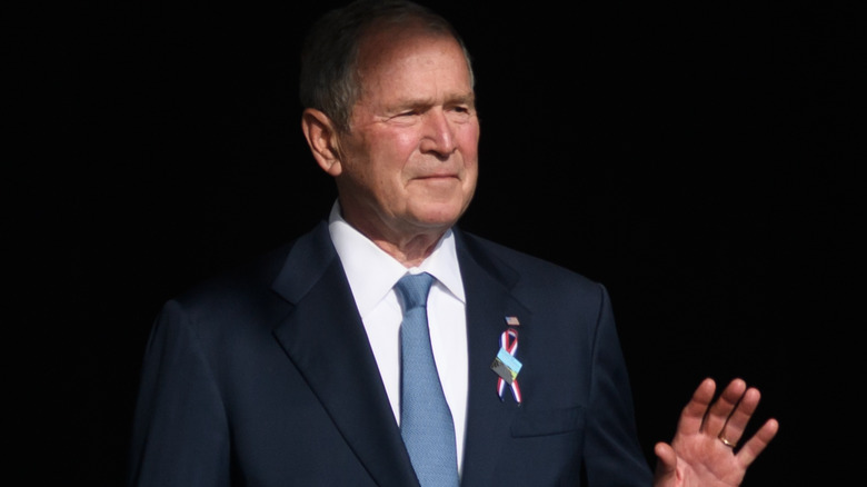 George W. Bush saluant lors d'une cérémonie commémorative du 11 septembre