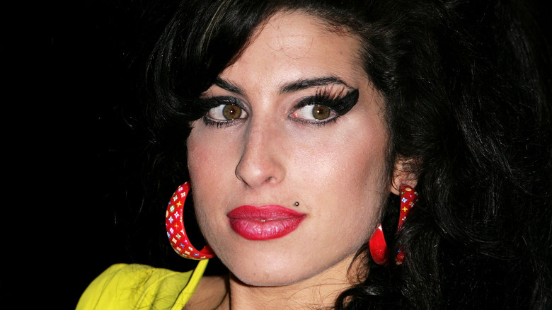 Amy Winehouse en jaune
