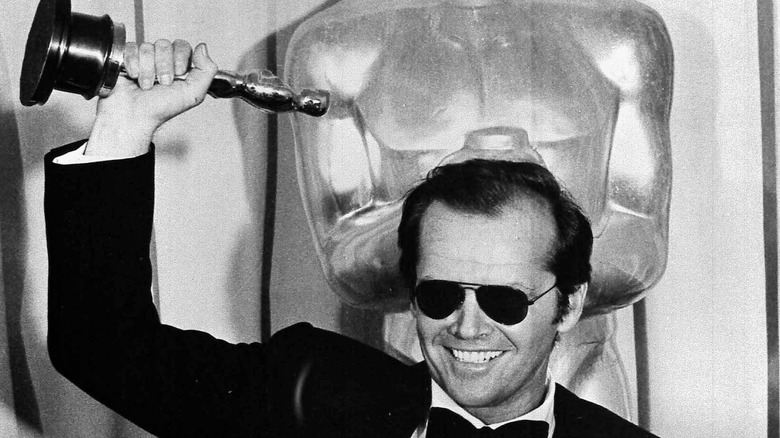 Jack Nicholson détient un Oscar