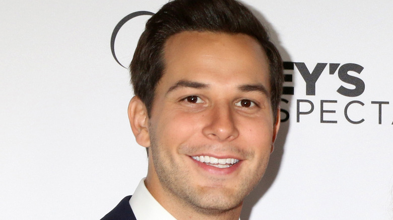 Skylar Astin souriant tapis rouge