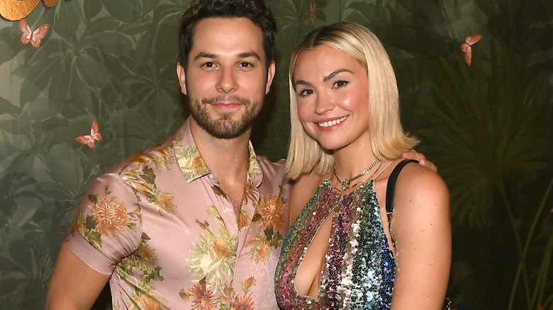 Skylar Astin et Lisa Stelly posent