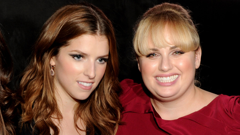 Anna Kendrick et Rebel Wilson souriant 