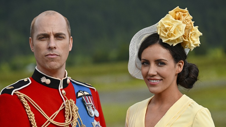 Jordan Whalen dans le rôle du prince William et Laura Mitchell dans le rôle de Kate Middleton dans Harry & Meghan : s'échapper du palais à vie
