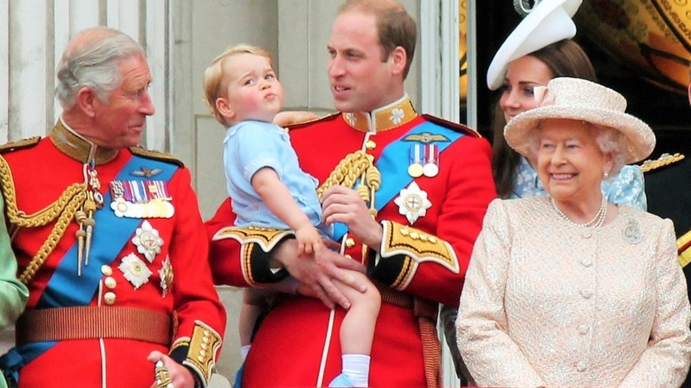 Les princes Charles, George et William, Kate Middleton et la reine Elizabeth !! poser