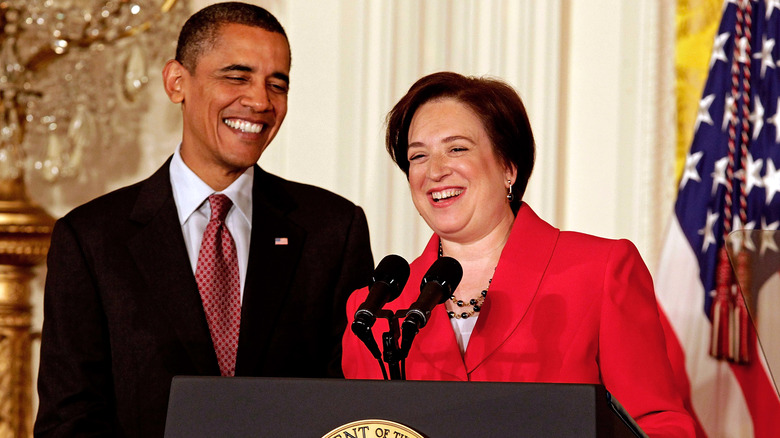 barack obama et elena kagan souriant sur un podium