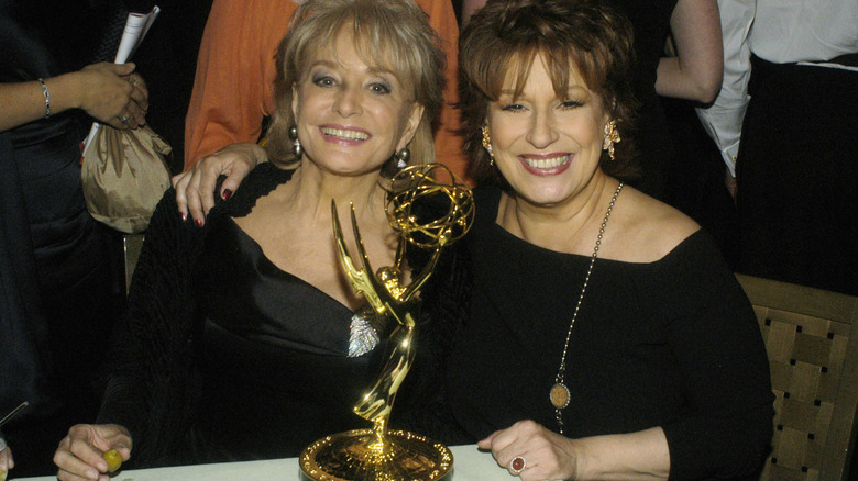 Barbara Walters et Joy Behar sourient aux Emmys