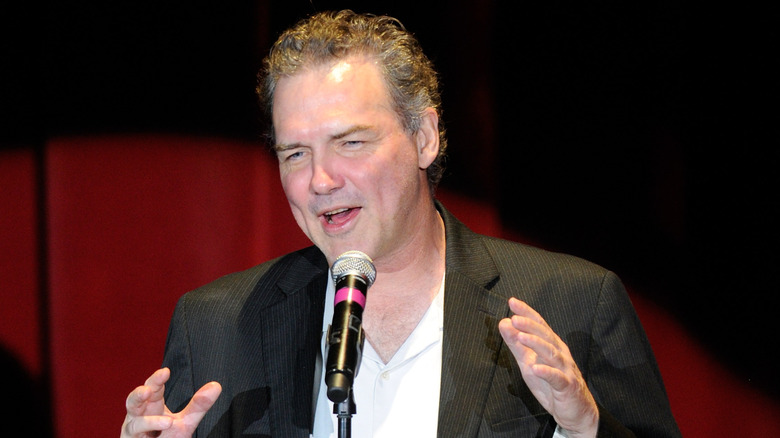 Norm Macdonald en position debout