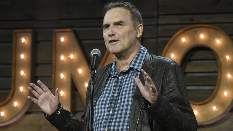 Norm Macdonald faisant du stand-up