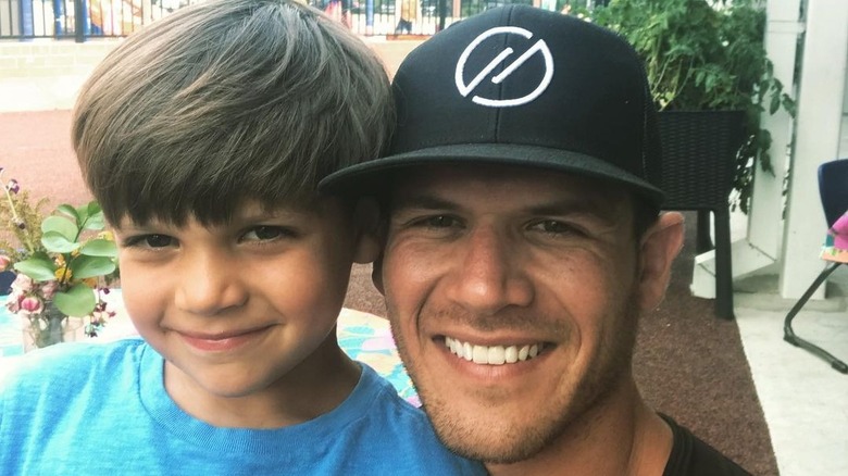 Josh Hughes et son fils, souriant à la caméra