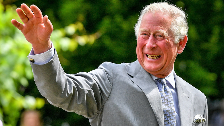 Le prince Charles saluant