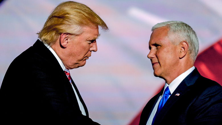 Donald Trump et Mike Pence se serrant la main